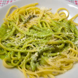 Spagettia ja Pesto genovese -kastiketta