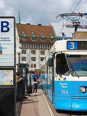 Raitiovaunu pysäkillä Göteborgissa