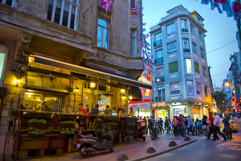 inen terassi Istiklal Caddesin sivukadulla