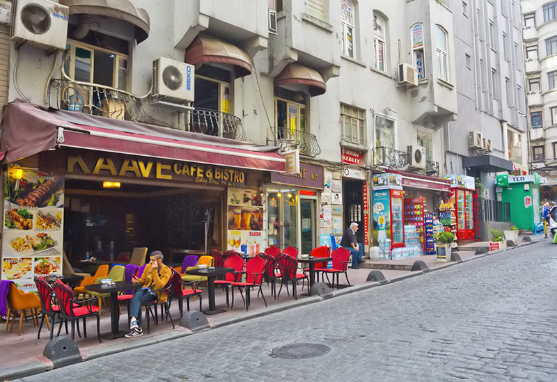 Ruokapaikka Mis Sokakilla, joka on Istiklal Caddesin sivukatu