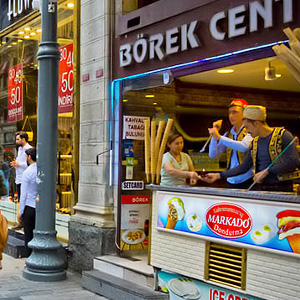 Ruokapaikka Istiklal Caddesilla