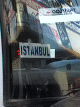 Istanbul-kyltti linja-auton ikkunassa
