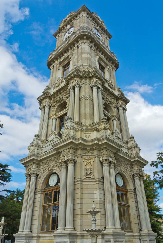 Torni Dolmabahce-palatsin alueella