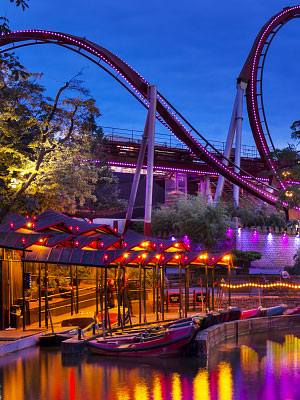 Tivoli yöllä, taustalla vuoristorata