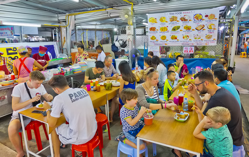 Lasten kanssa syömässä kauppahallissa Krabilla