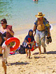 Perhe rannalla Railayssa
