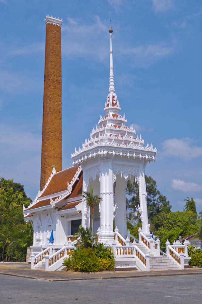 Wat Kaewin punainen torni