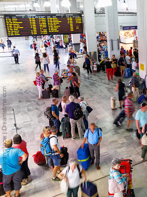 Kreetalle saapuvia matkustajia Iraklionin lentoasemalla
