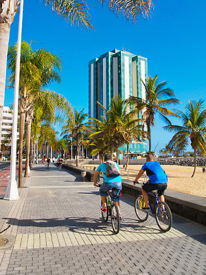 Polkupyöräilijöitä Playa del Reducto:lla
