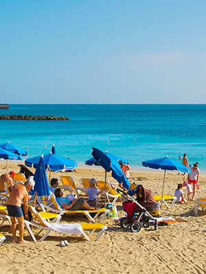 Lapsiperhe Playa Dorada -rannalla, Playa Blanca