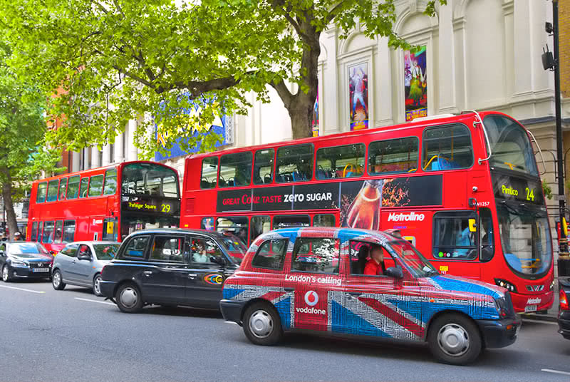 Lontoon takseja ja kaksikerroksinen bussi