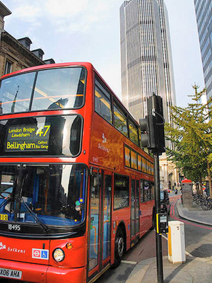 Kaksikerroksinen Lontoon bussi
