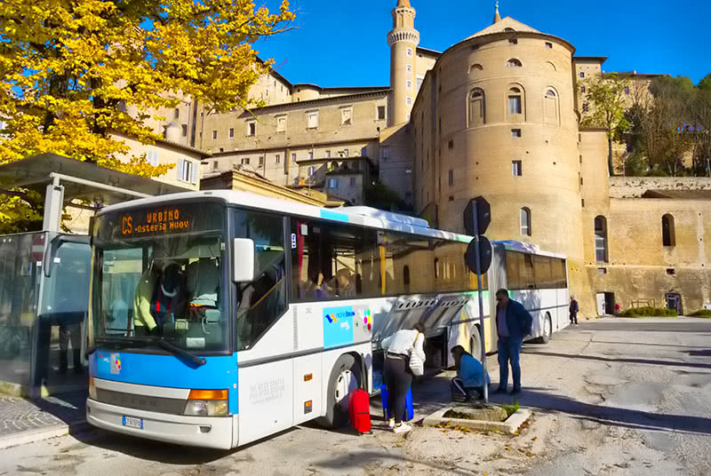 Linja-auto pysäkillä Urbinossa Italiassa