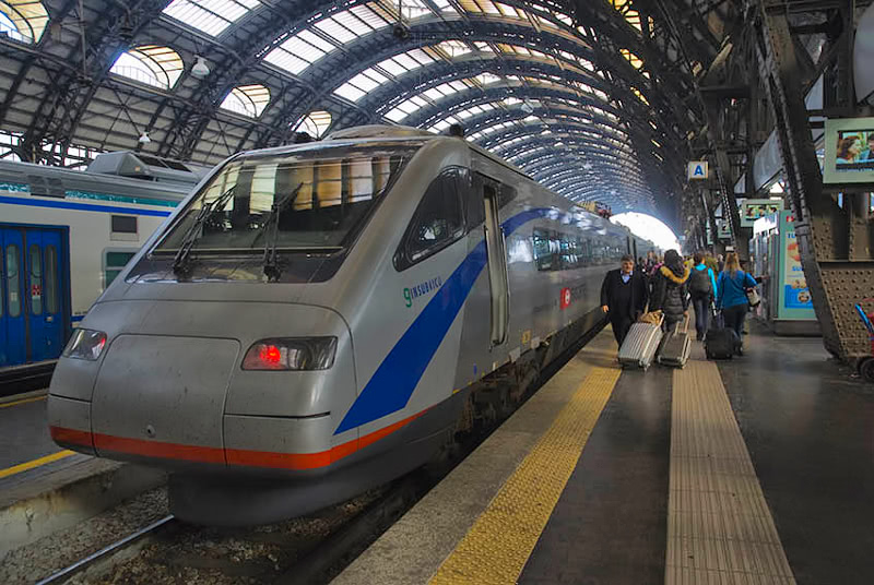 Juna Milanon rautatieasemalla