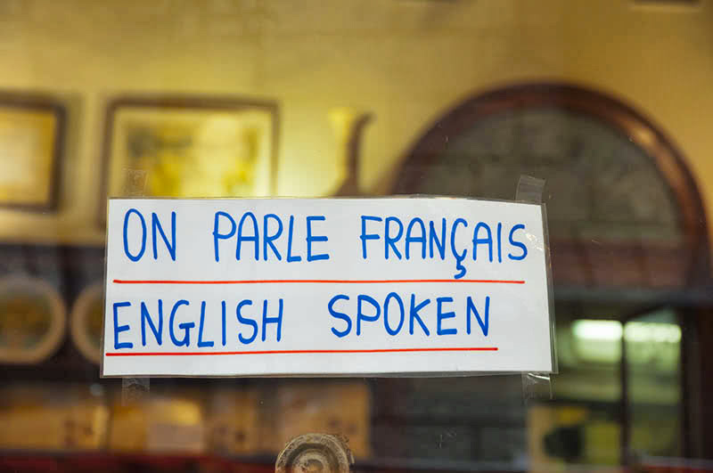 Englantia ja ranskaa puhutaan -kyltti