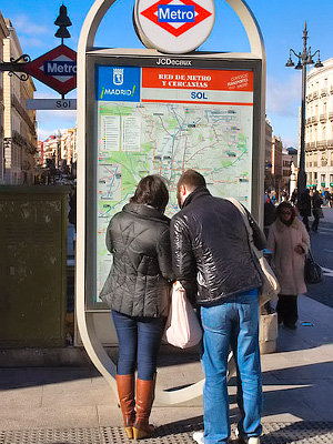 Metrokarttaa lukemassa