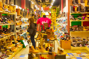 Kenkäkauppa Calle Fuencarral -kävelykadulla