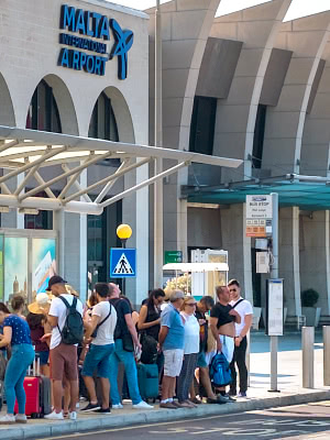 Bussiasema Maltan lentoaseman edessä