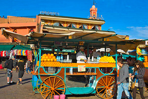 Vastapuristetun mehun myyntitiski Djemaa el-Fna -aukiolla