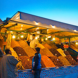 Kuivattujen hedelmien ja pähkinöiden myyntitiski Djemaa el-Fna -aukiolla