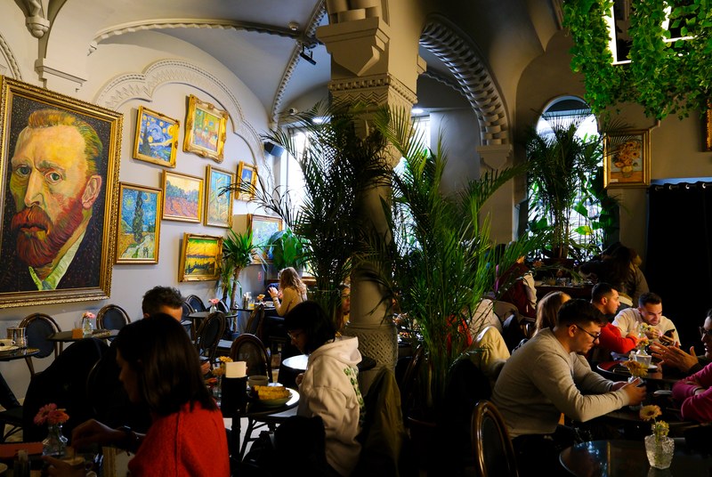 Van Gogh Café -kahvilan sisätilat Bukarestissa