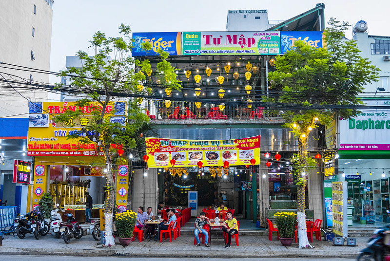 Ravintoloita Danangissa Nguyen van thoai -kadulla