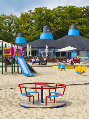 Lasten leikkipaikka rannalla Gdyniassa