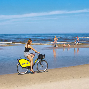 Polkupyöräilyä rannalla