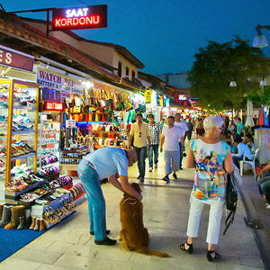 Myyntikojuja Saglic street -kadulla vanhassa kaupungissa