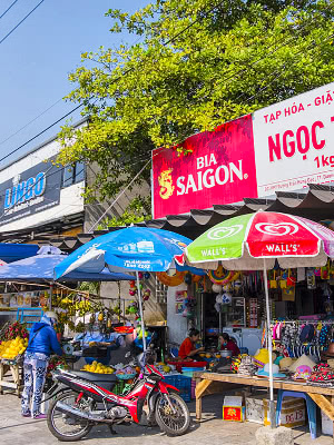 Kauppa Duong Tran Hung Dao -kadun varrella