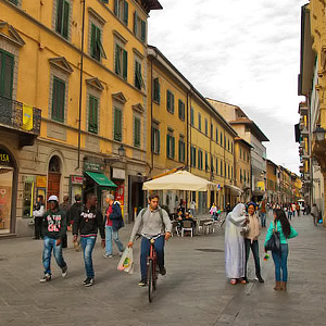 Polkupyöräilijä Corso Italia -kadulla