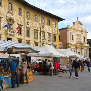 Markkinakojuja Palazzo dei Cavalieri:n edess