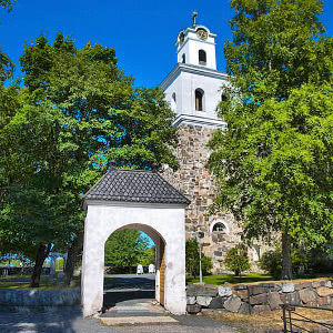 Pyhän Ristin kirkko portilta kuvattuna