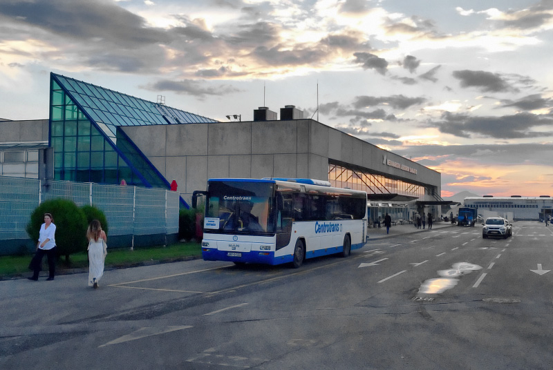 Lentokenttä ja bussipysäkki sen edessä (CC License: Attribution-ShareAlike 4.0 International)