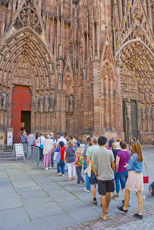 Jono Notre Dame de Strasbourg -kirkon edessä