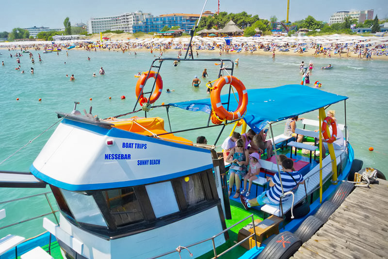 Vene, joka kulkee Sunny Beachin ja Nessabarin väliä