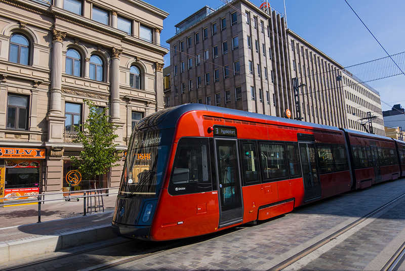 Raitiovaunu ajaa Hmeenkatua pitkin