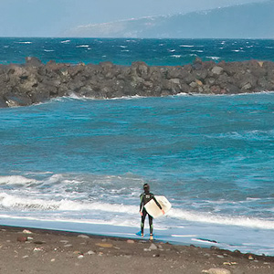 Surfaaja Playa de Martianez -rannalla lhell Puerto de la Cruzia