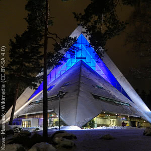 Hyvinkään kirkko Suomi 100 vuotta -juhlavalaistuksessa