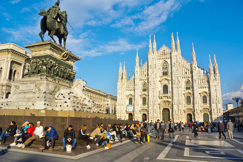 Turisteja ja paikallisia Milanossa