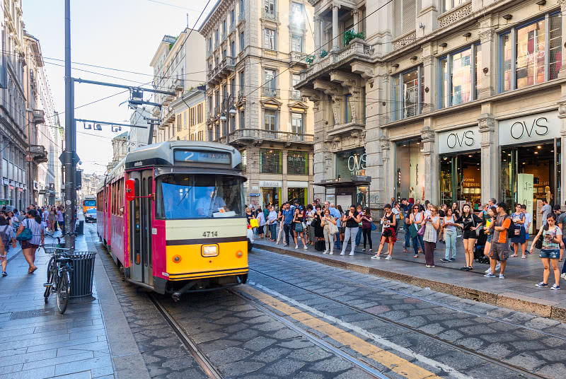 Raitiovaunu Milanossa Via Torino -kadulla