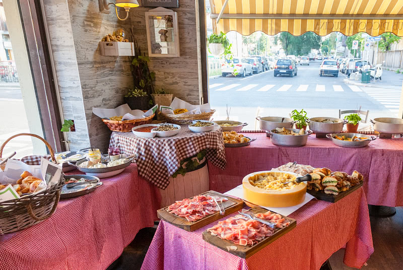 Aperitivo-noutopöytä happy hour-aikaan Milanossa