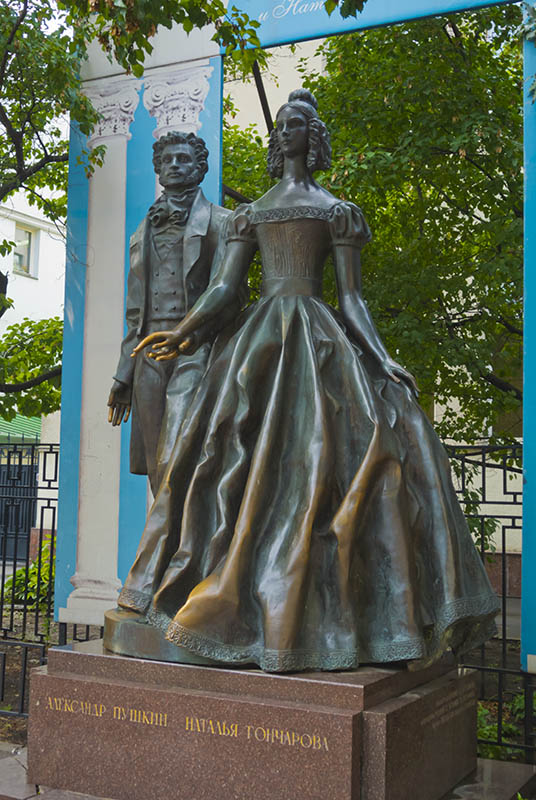 Puskinin ja hänen vaimonsa Natalian patsas