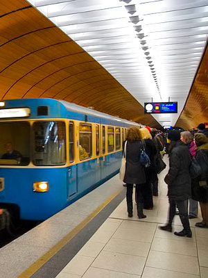 Väkeä Marienplatz-metroasemalla Münchenissä