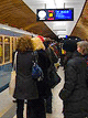 väkeä metroasemalla