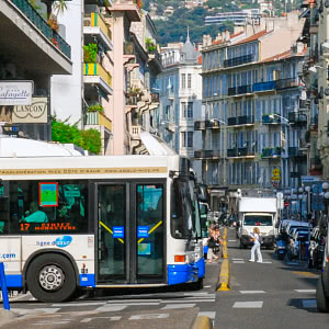 Bussi Nizzan liikenteen seassa
