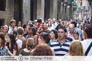 Turisteja tungokseksi asti Barcelonassa (CC License: Attribution 2.0 Generic)