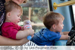 Perhe matkalla bussissa (CC License: Attribution-ShareAlike 2.0 Generic)