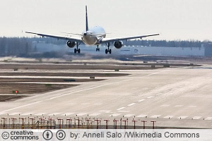 Helsinki-Vantaa, kiitotie 1 (04R/22L) (CC License: Attribution-ShareAlike 3.0 Unported)