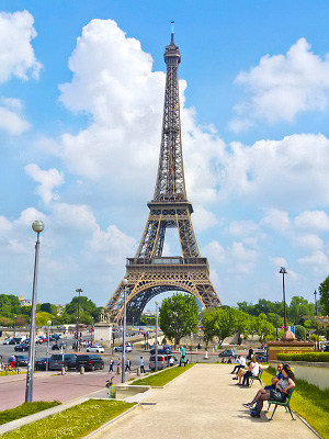 Eiffel-torni Trocaderosta nähtynä aurinkoisella säällä